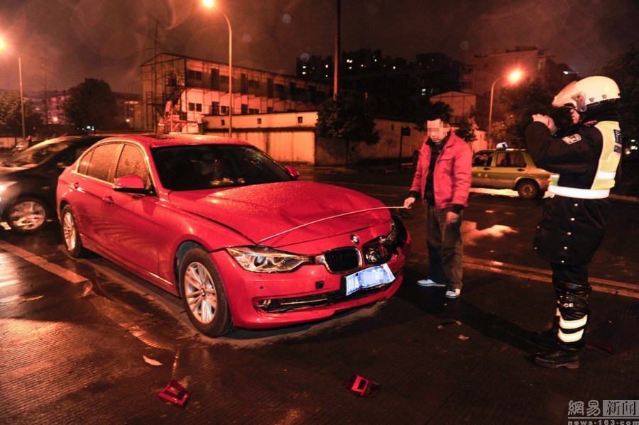 奔馳遭陌生女子暴力踹車(chē)事件，細(xì)節(jié)揭秘與反思，奔馳遭暴力踹車(chē)事件，細(xì)節(jié)曝光引發(fā)社會(huì)反思